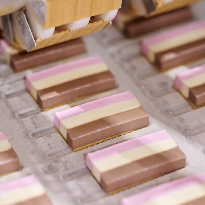 Sandwicheis der Art Fürst Pückler in der Herstellung